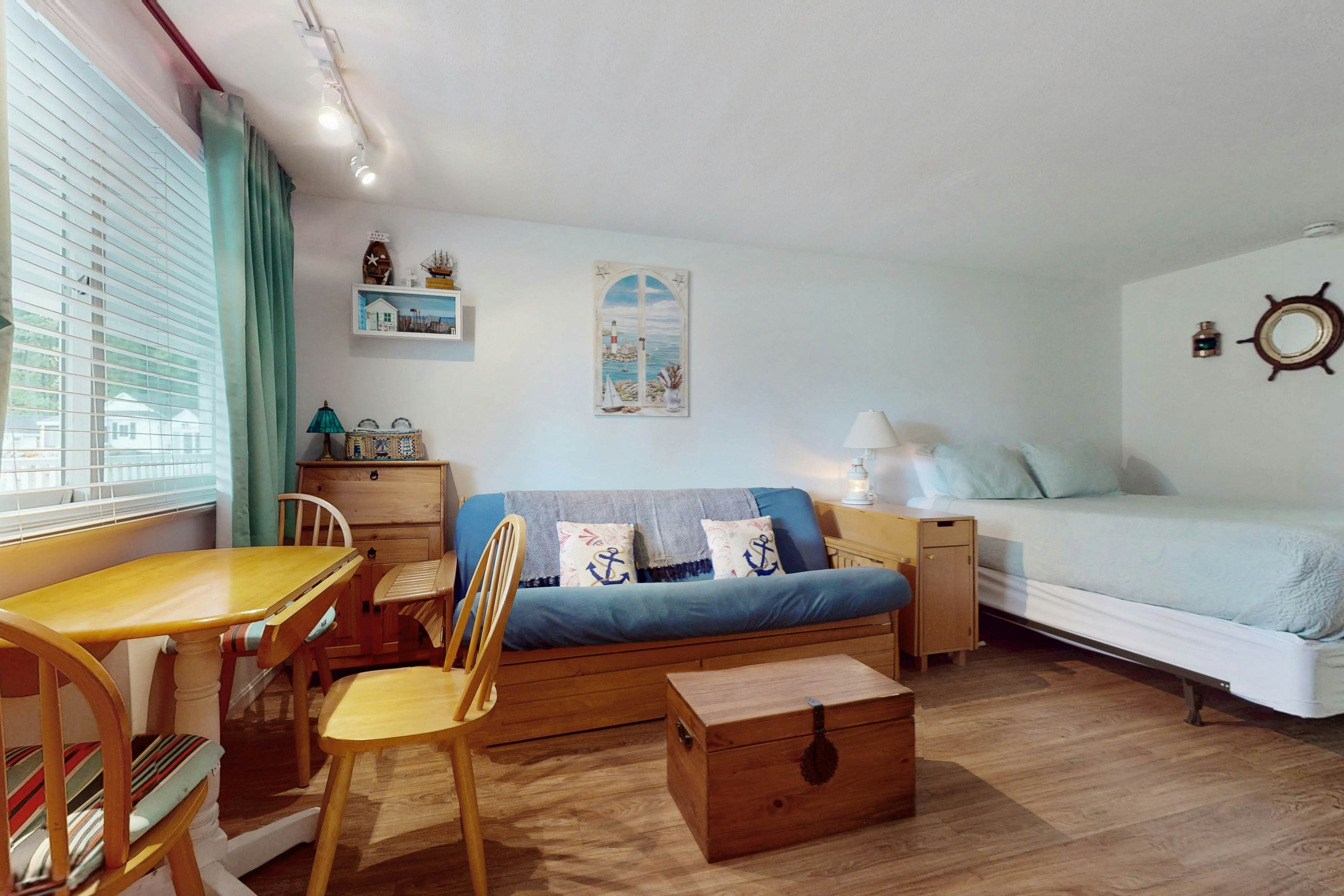 The Lighthouse Getaway -- Holiday House M19