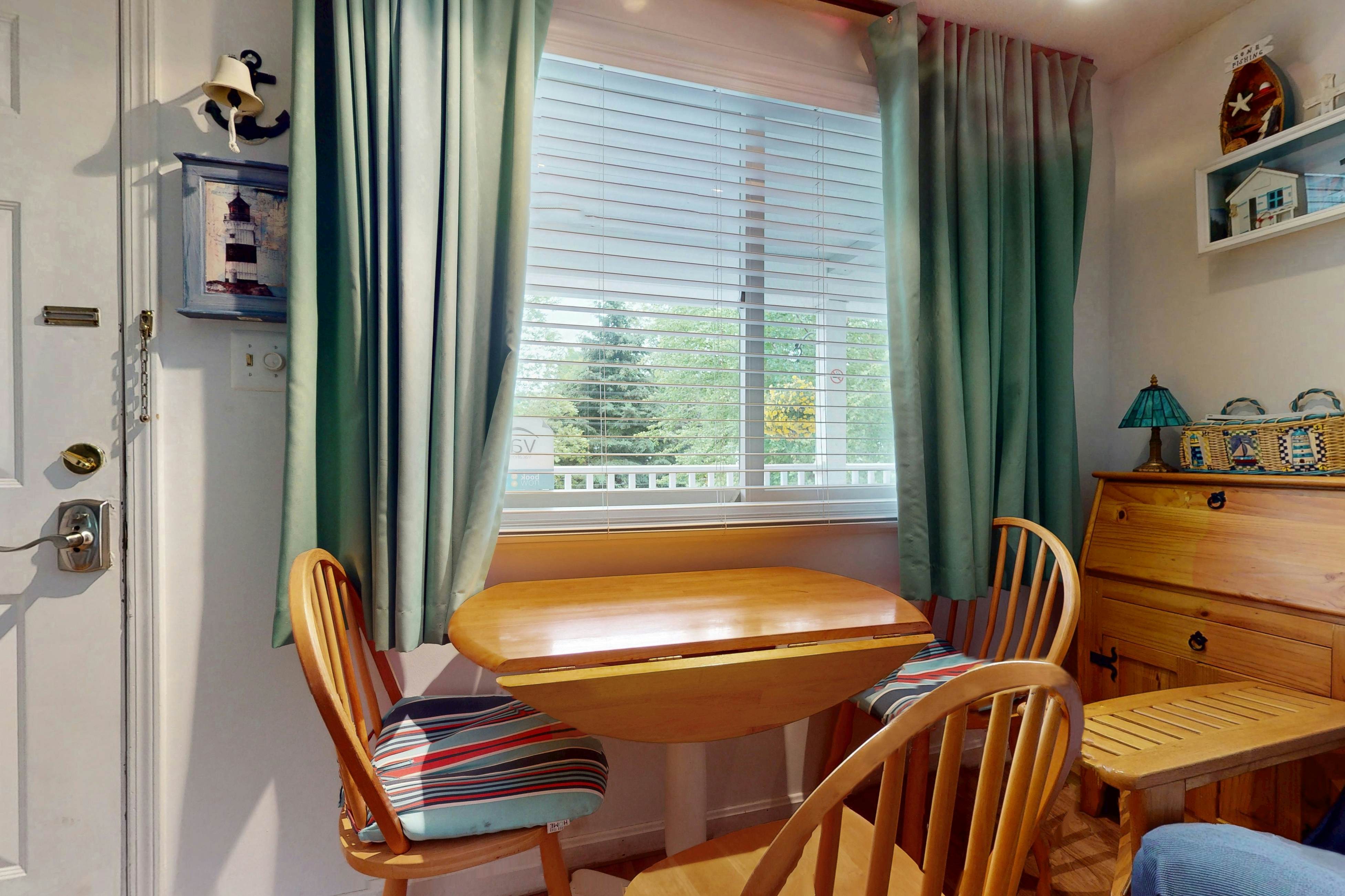 The Lighthouse Getaway -- Holiday House M19