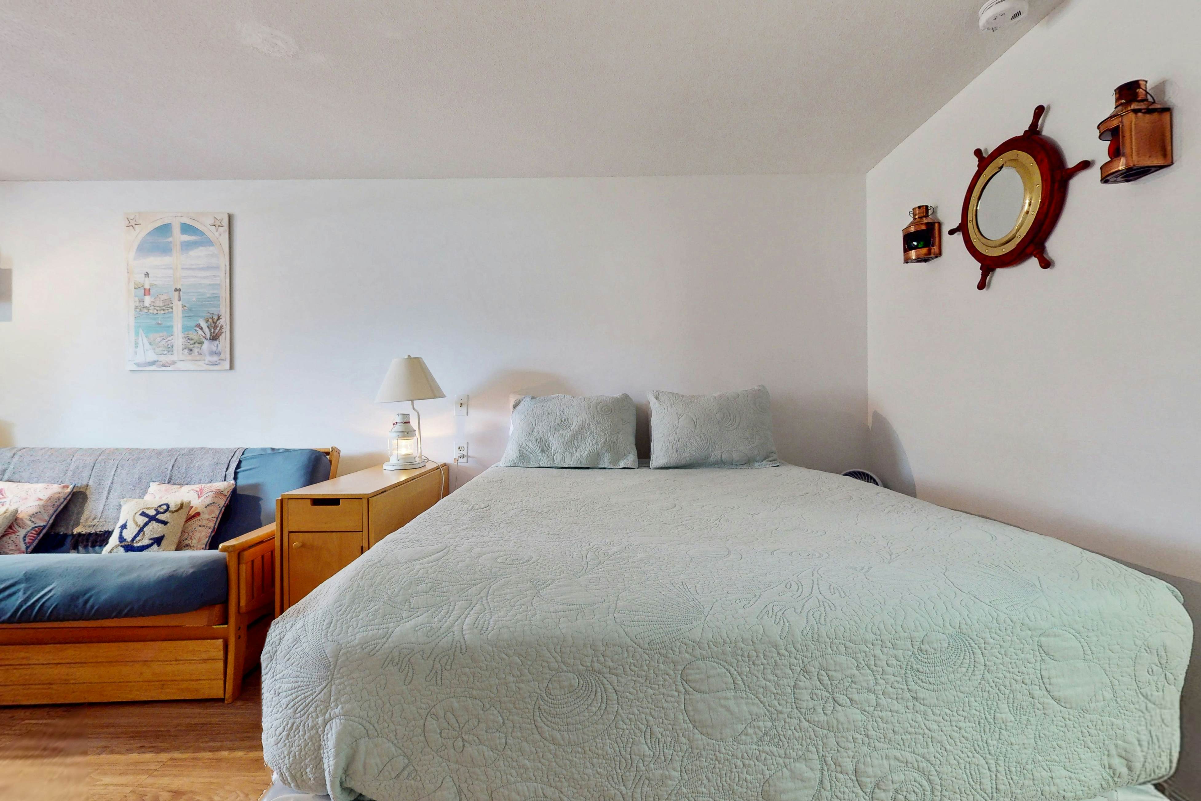 The Lighthouse Getaway -- Holiday House M19