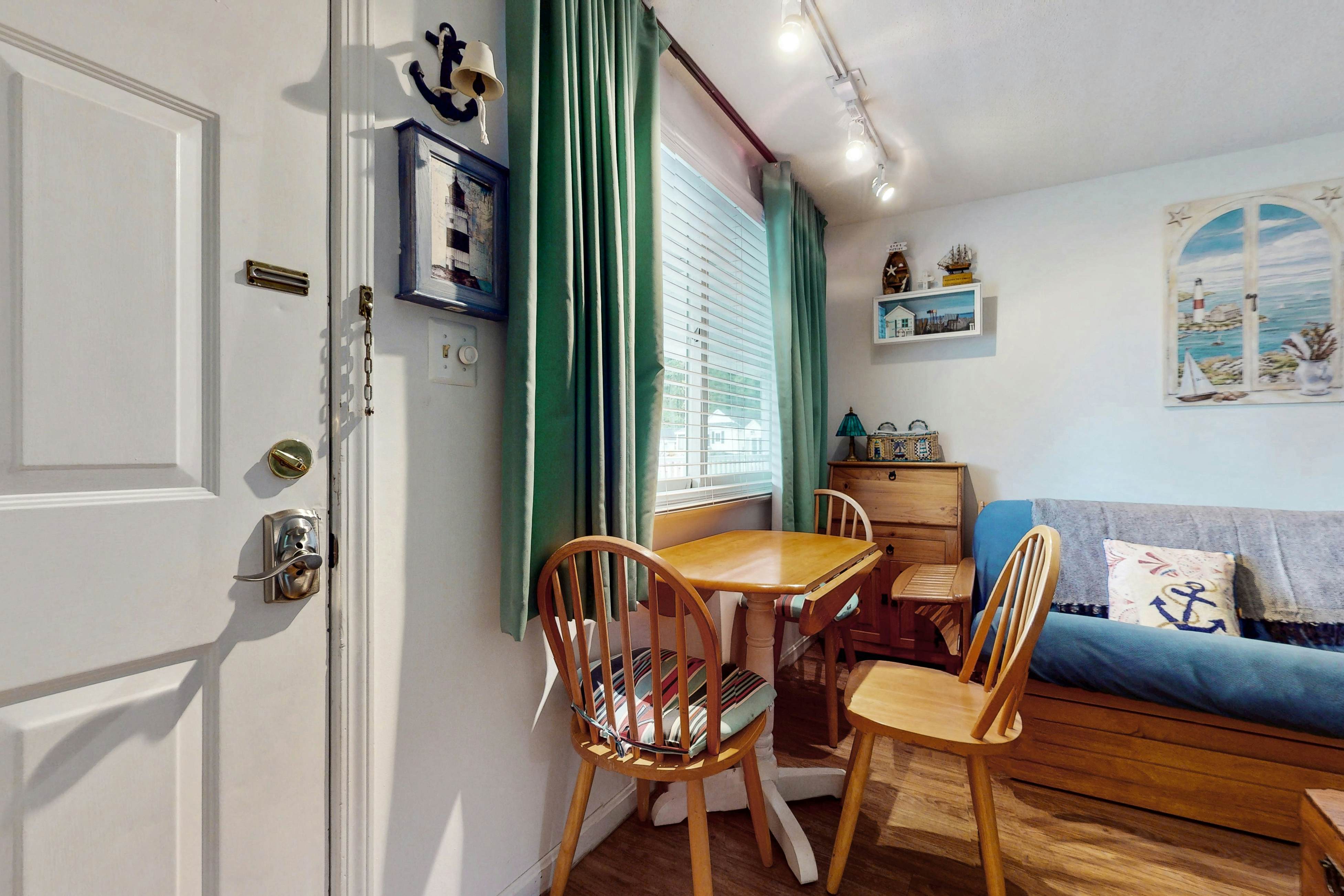 The Lighthouse Getaway -- Holiday House M19