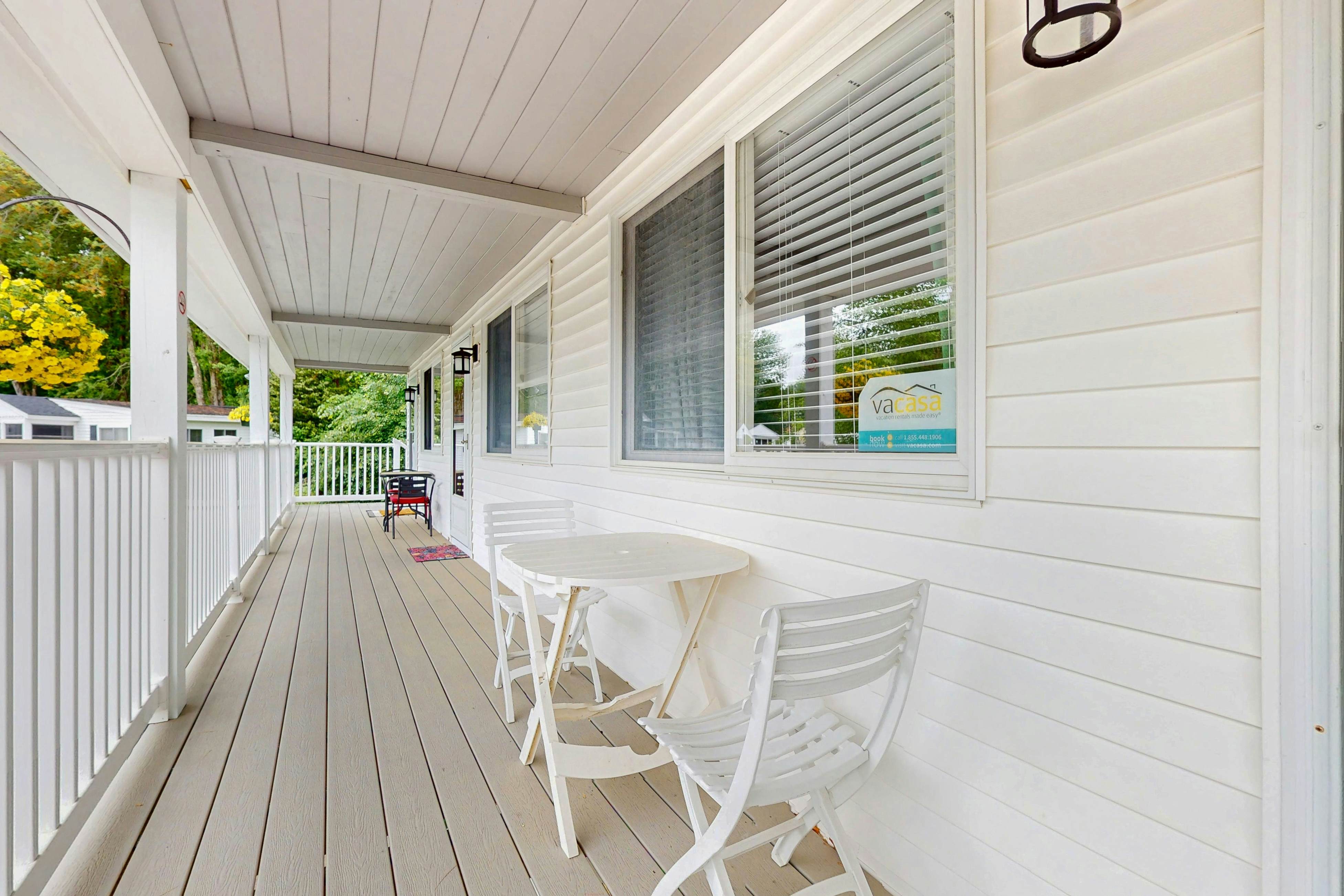 The Lighthouse Getaway -- Holiday House M19