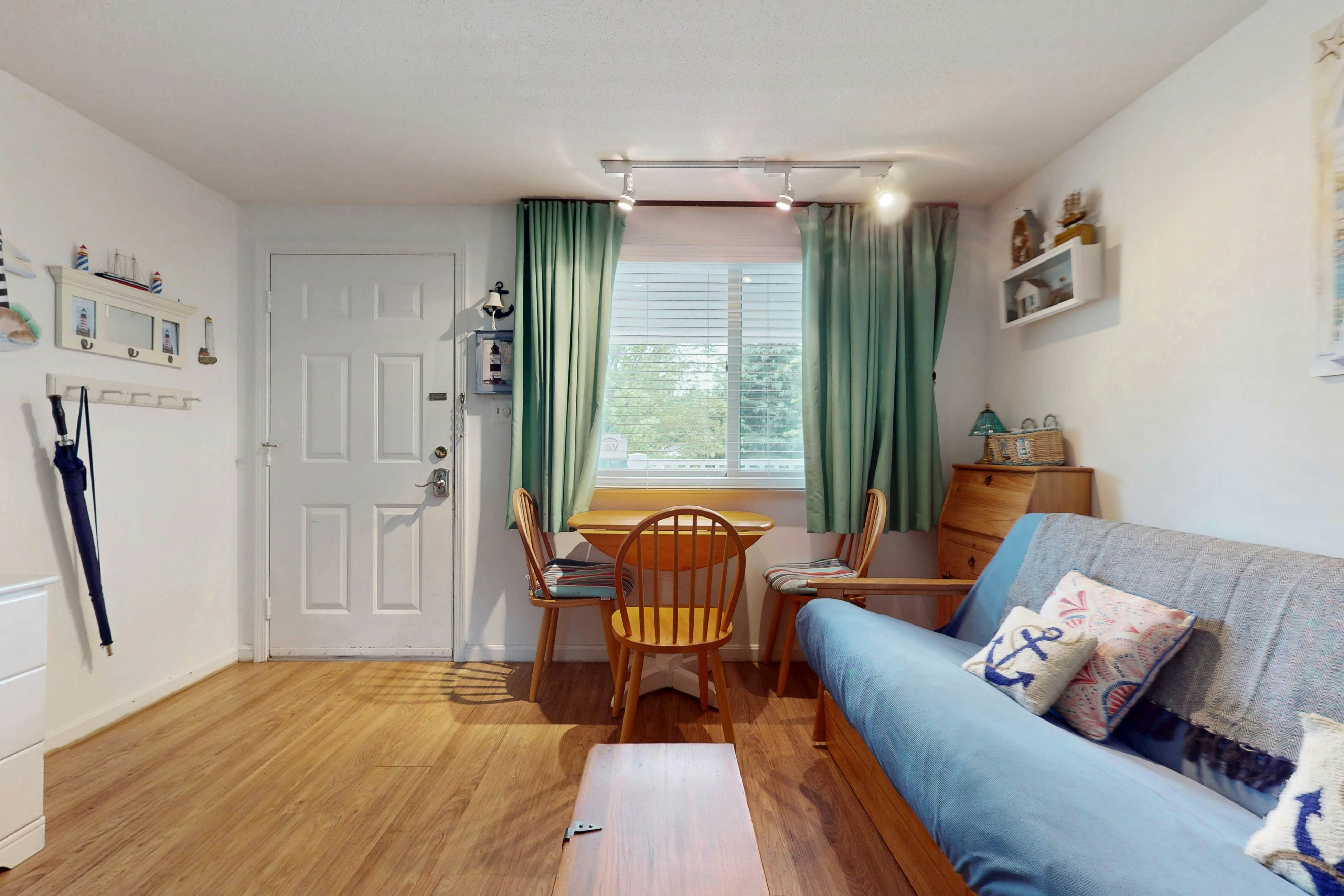 The Lighthouse Getaway -- Holiday House M19