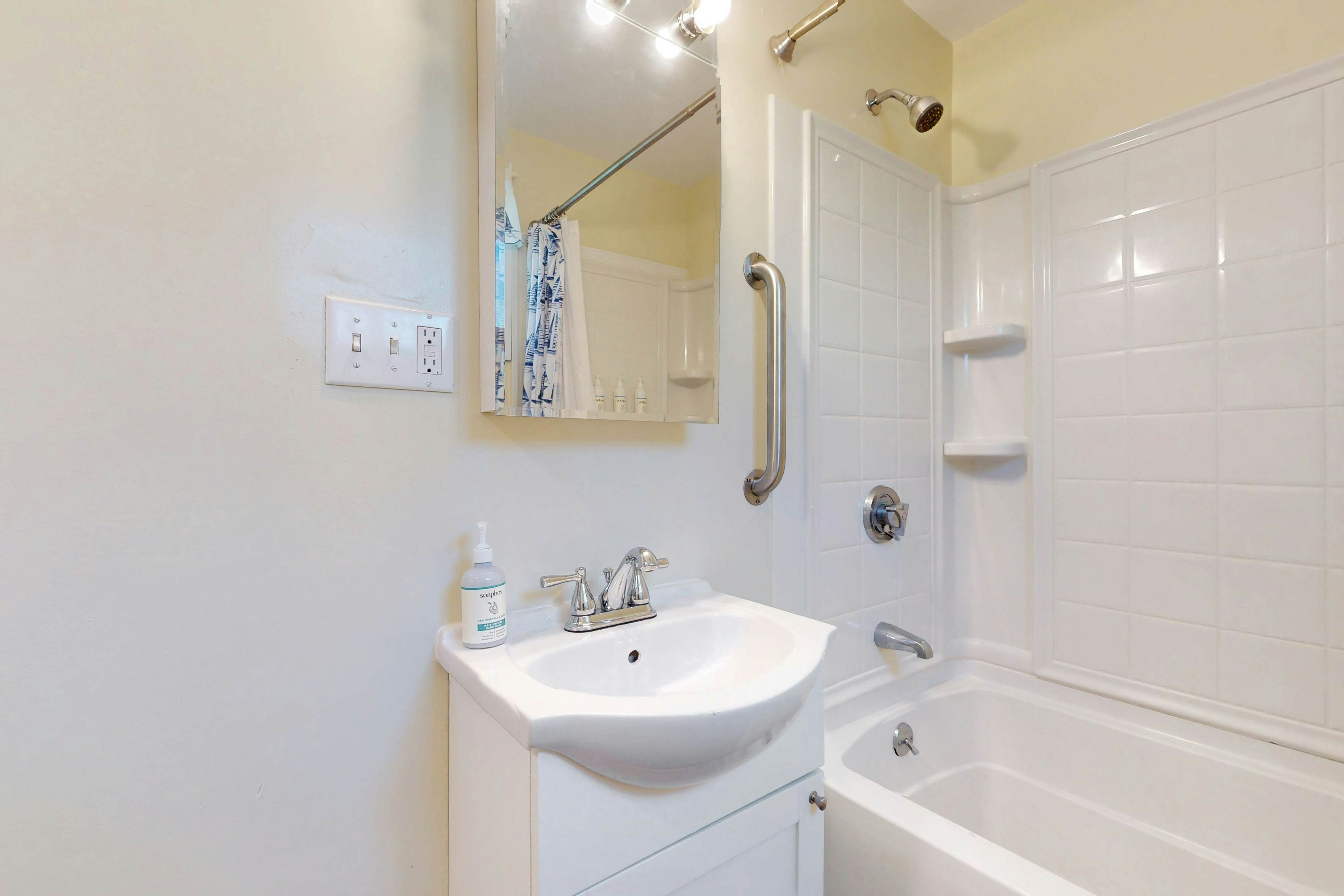 Quintessential Room by the Sea - Holiday House #M8