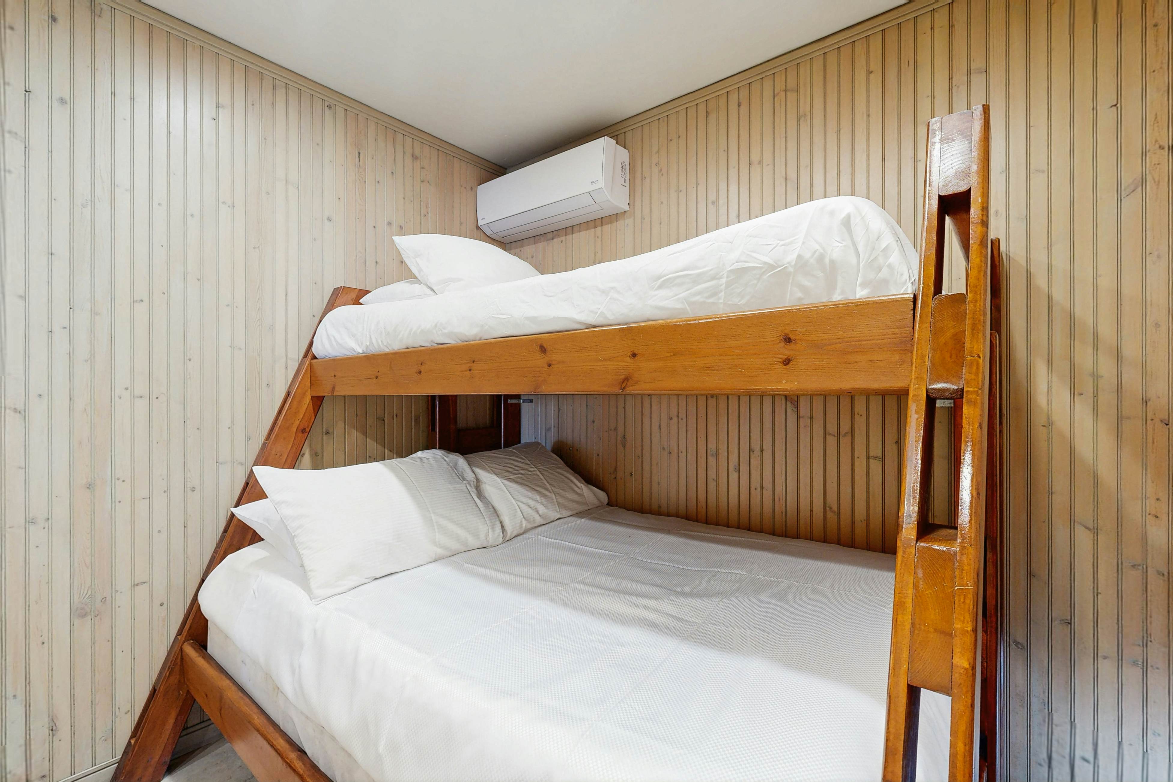 Newport Vacation Memories -Upstairs