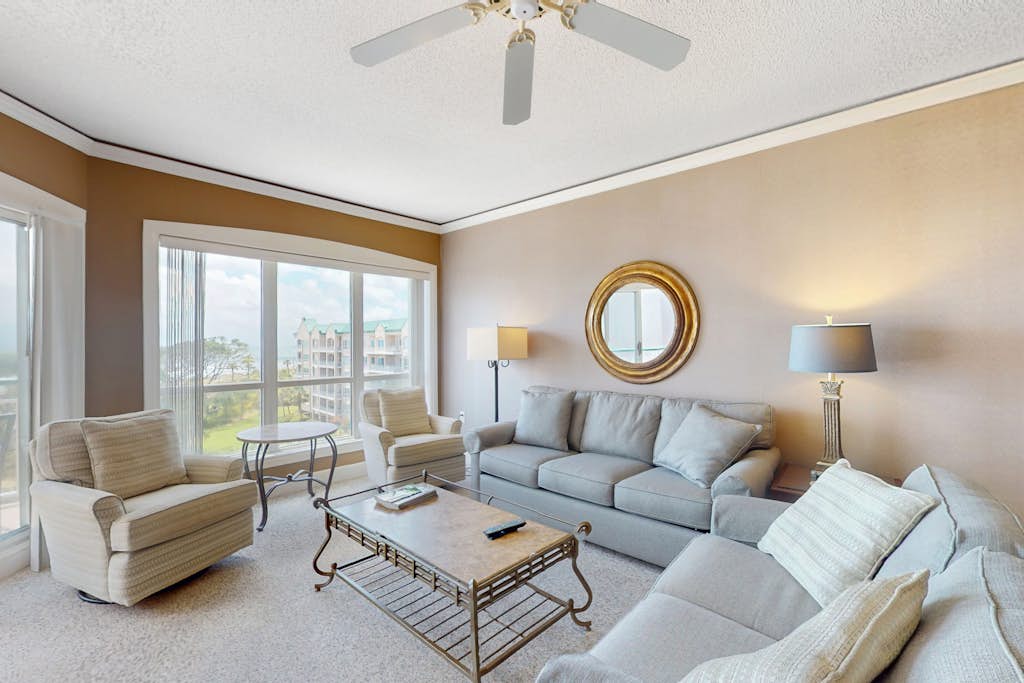Island getaway by the ocean w/ balcony view & shared pool - beach access — Hilton Head, SC — vacation rental
