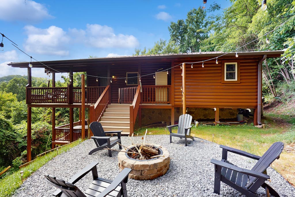 Cozy Cabin, Near Pigeon ForgeใปHot TubใปGameใปFirepit โ Sevierville, TN โ vacation rental