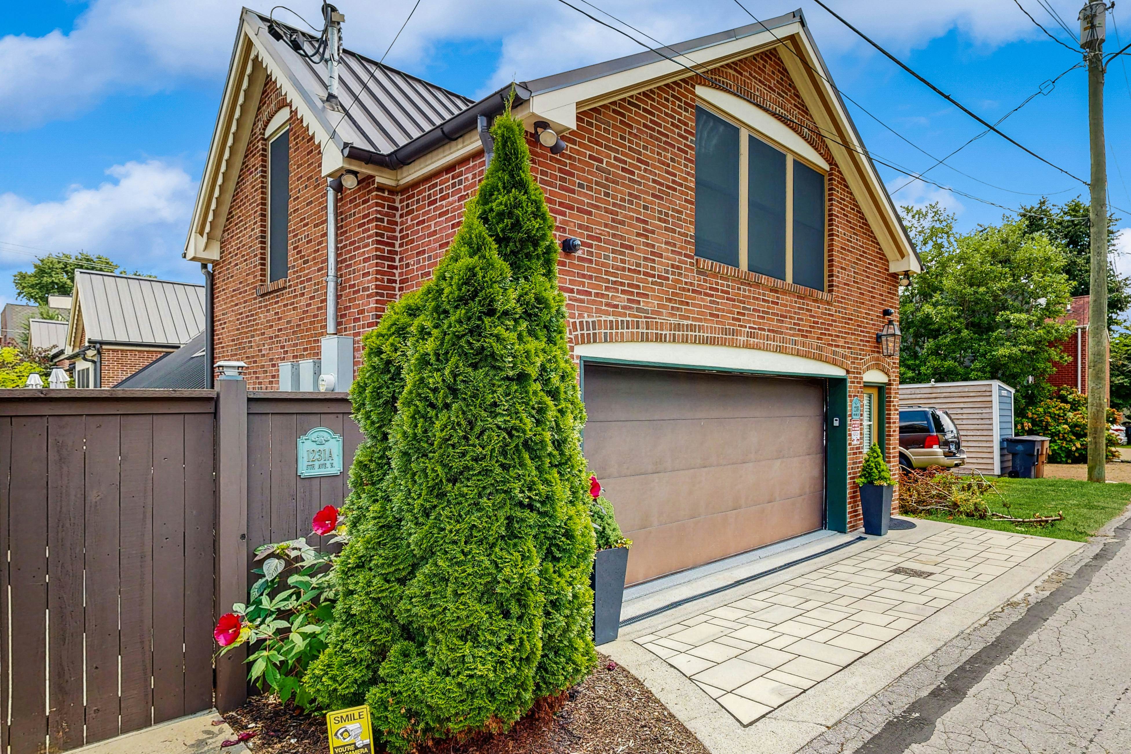 The Livery on 5th, Unit B