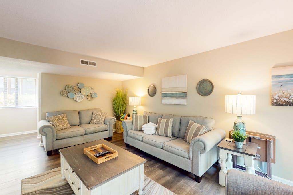 Coastal condo with outdoor pool, walk to beach and shopping — Hilton Head, SC — vacation rental