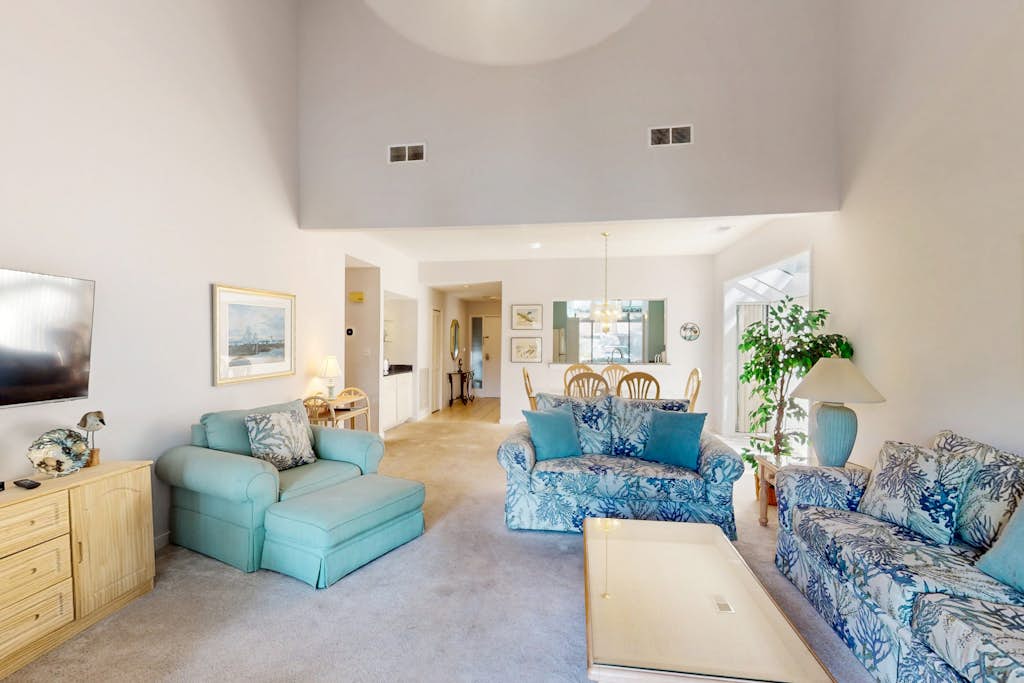 Lagoon-View Condo with Al Fresco Dining, Shared Pool, Golf Course & Beach Access — Hilton Head, SC — vacation rental