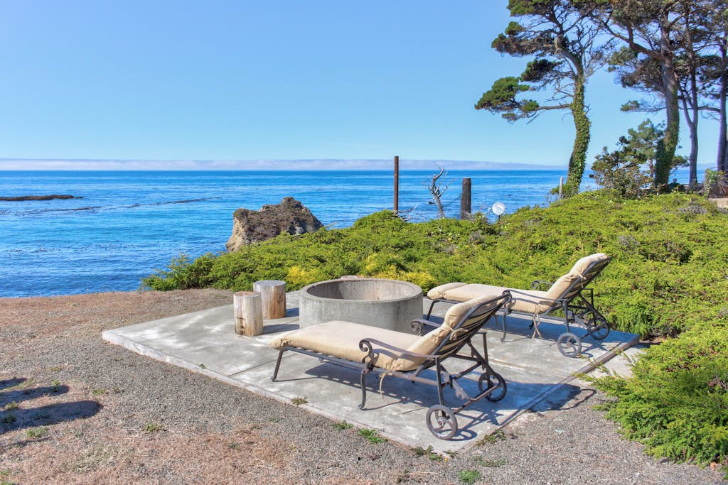 Cozy Oceanfront European Cottage-Deck & Fire Pit — Fort Bragg, CA — vacation rental