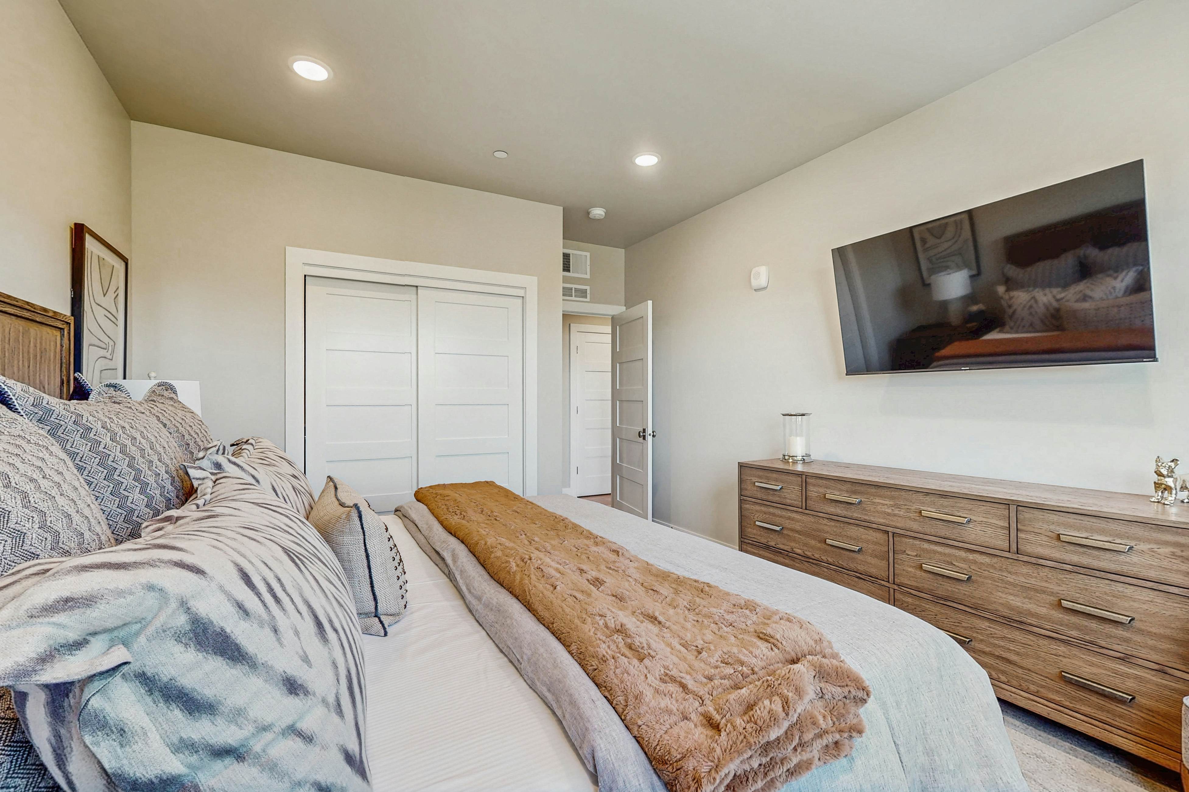 Mayflower Lakeside 201