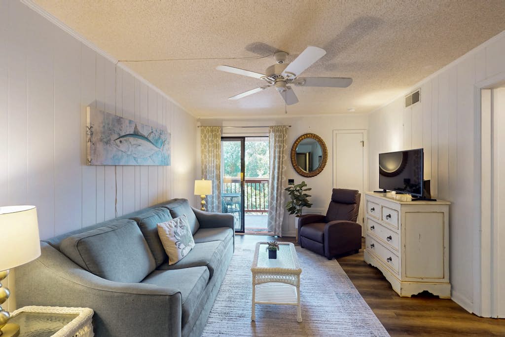 Coastal condo with pool access, balcony - near Coligny Plaza & beach — Hilton Head, SC — vacation rental