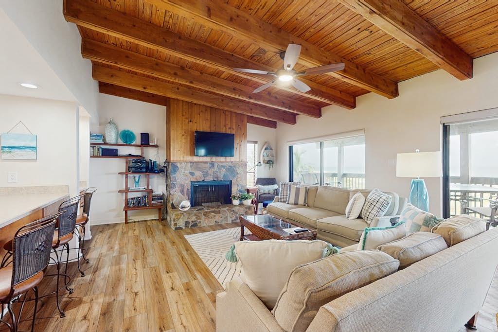 3rd floor beachfront condo with beach access pool Gulf views WD balcony AC — Treasure Island, FL — vacation rental