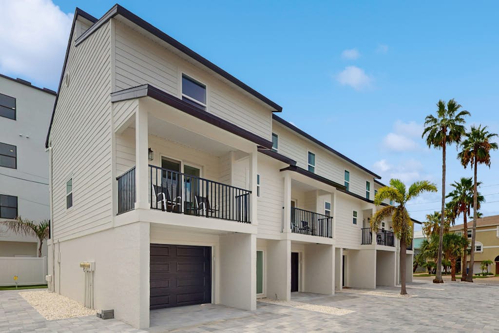 Spacious and dog friendly close to the Gulf and beaches AC WIFI and WD — Treasure Island, FL — vacation rental