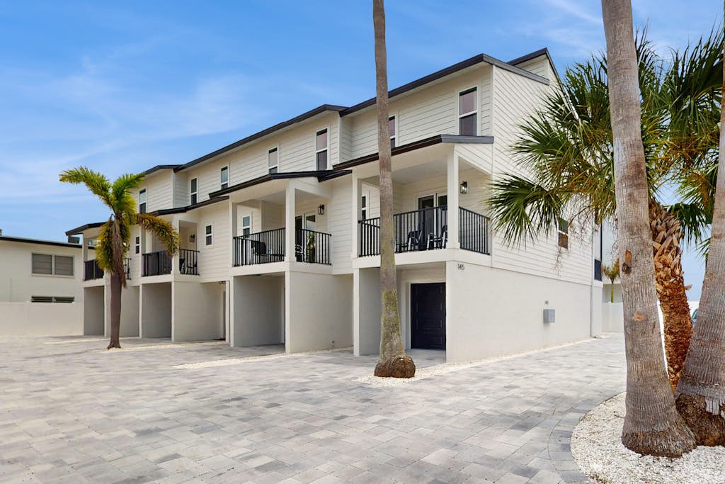 Spacious and modern close to Gulf and beaches dog friendly private garage — Treasure Island, FL — vacation rental