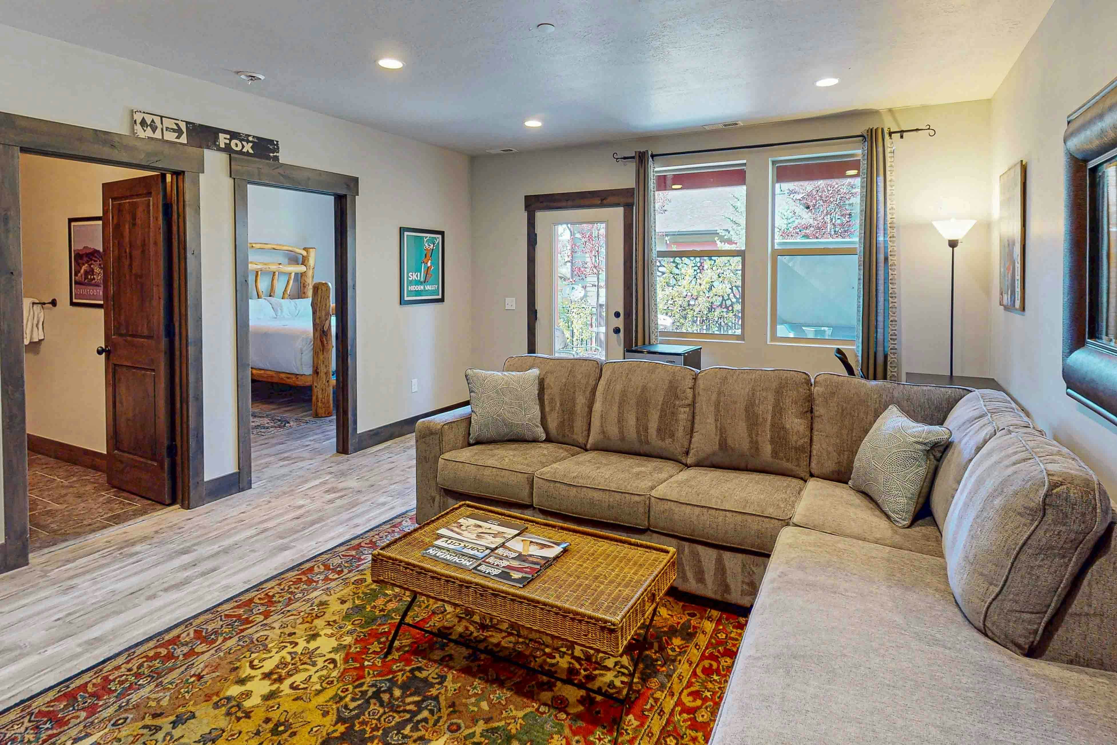 Happy Tails Hideout - Pet Friendly & Private Hot Tub