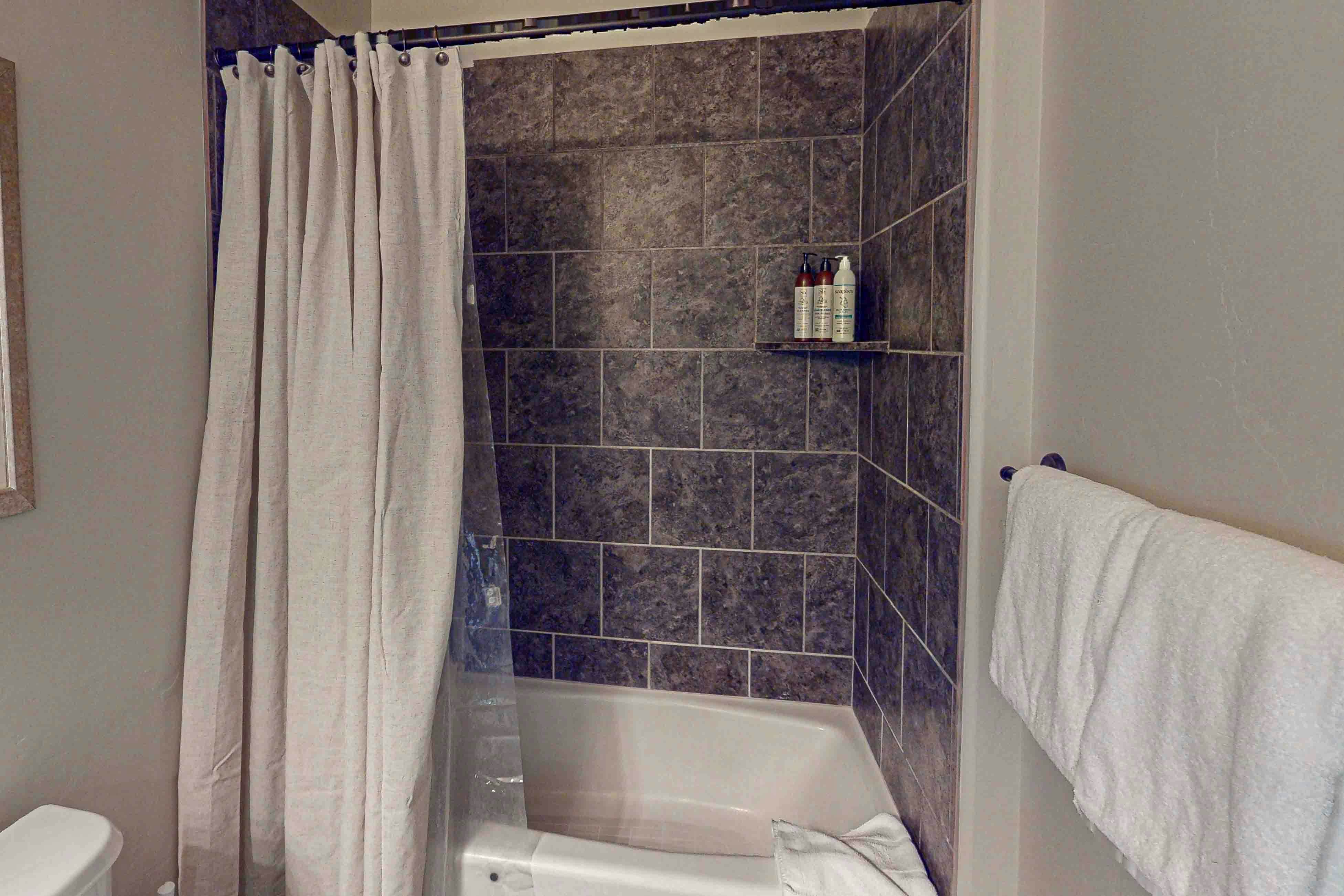 Happy Tails Hideout - Pet Friendly & Private Hot Tub