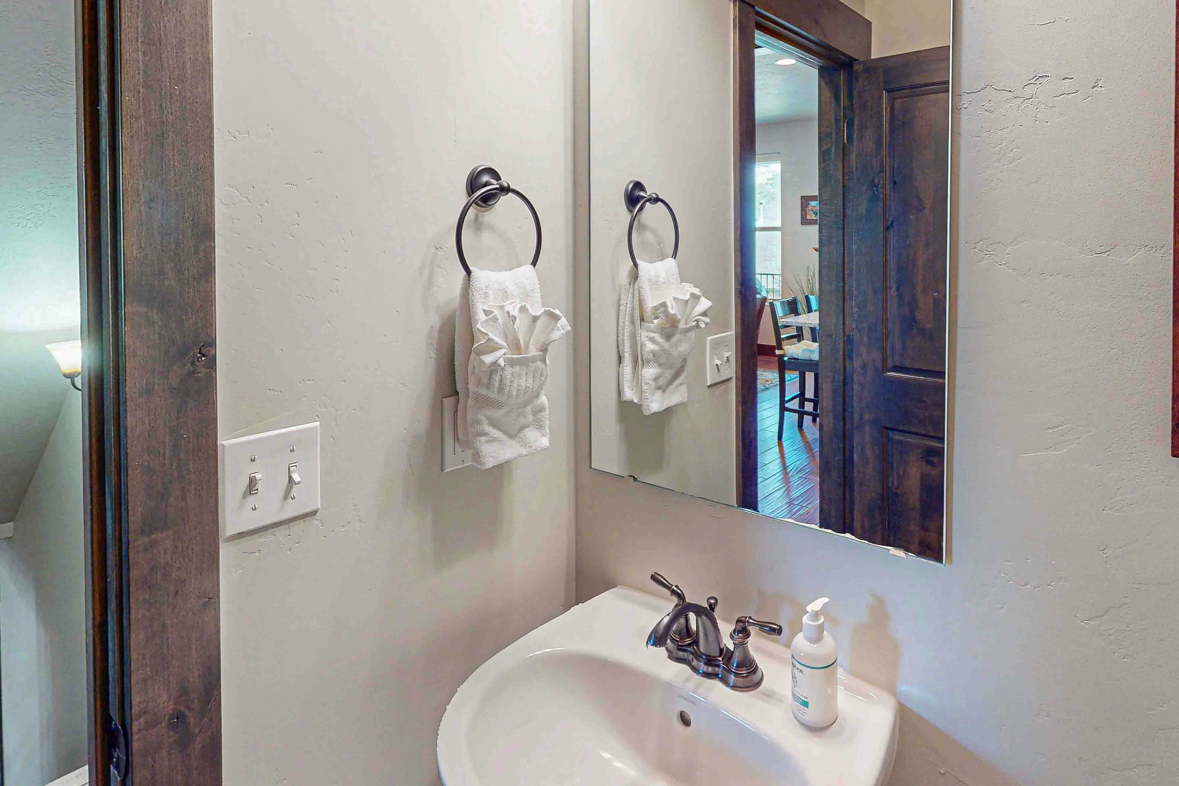 Happy Tails Hideout - Pet Friendly & Private Hot Tub