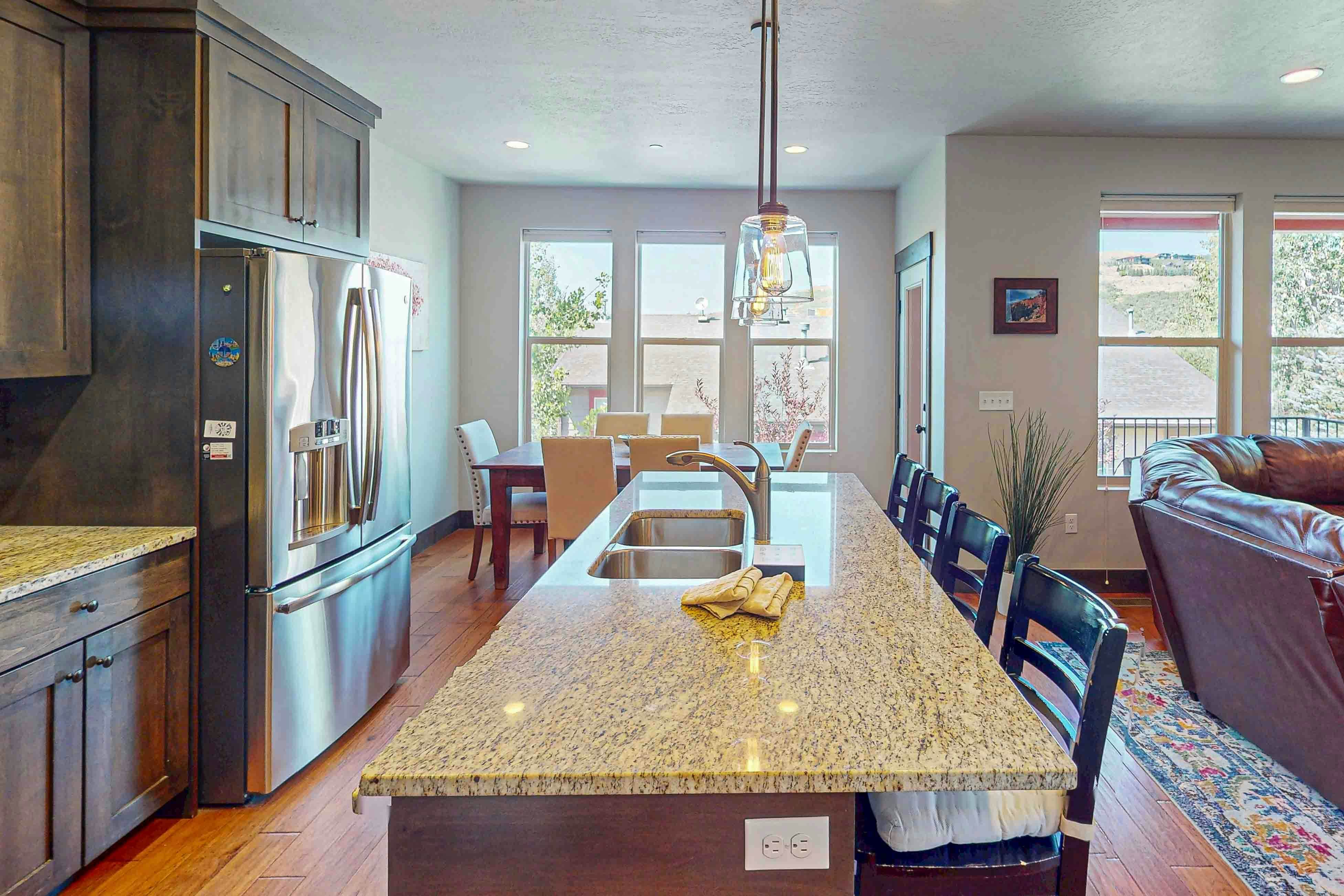 Happy Tails Hideout - Pet Friendly & Private Hot Tub