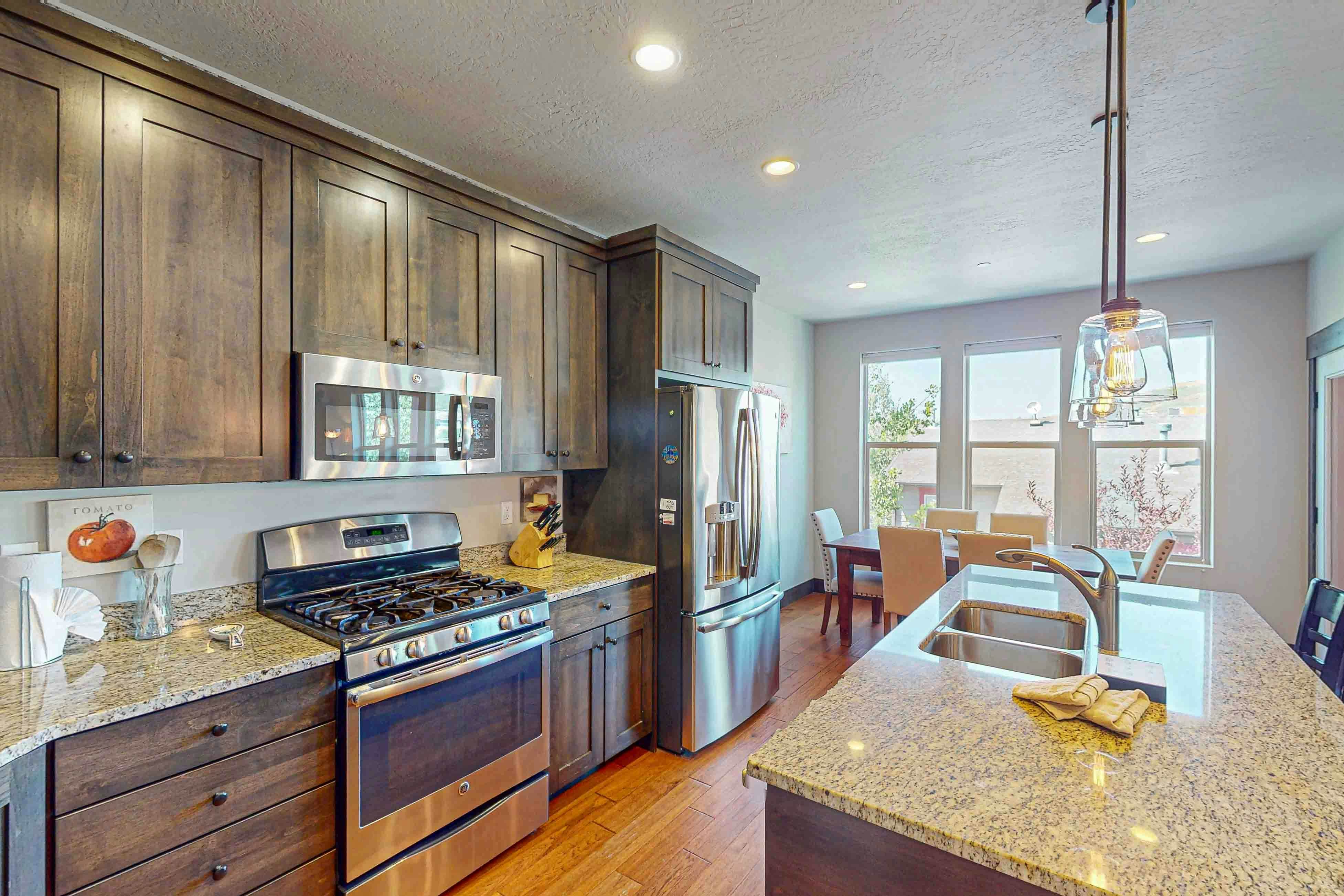 Happy Tails Hideout - Pet Friendly & Private Hot Tub