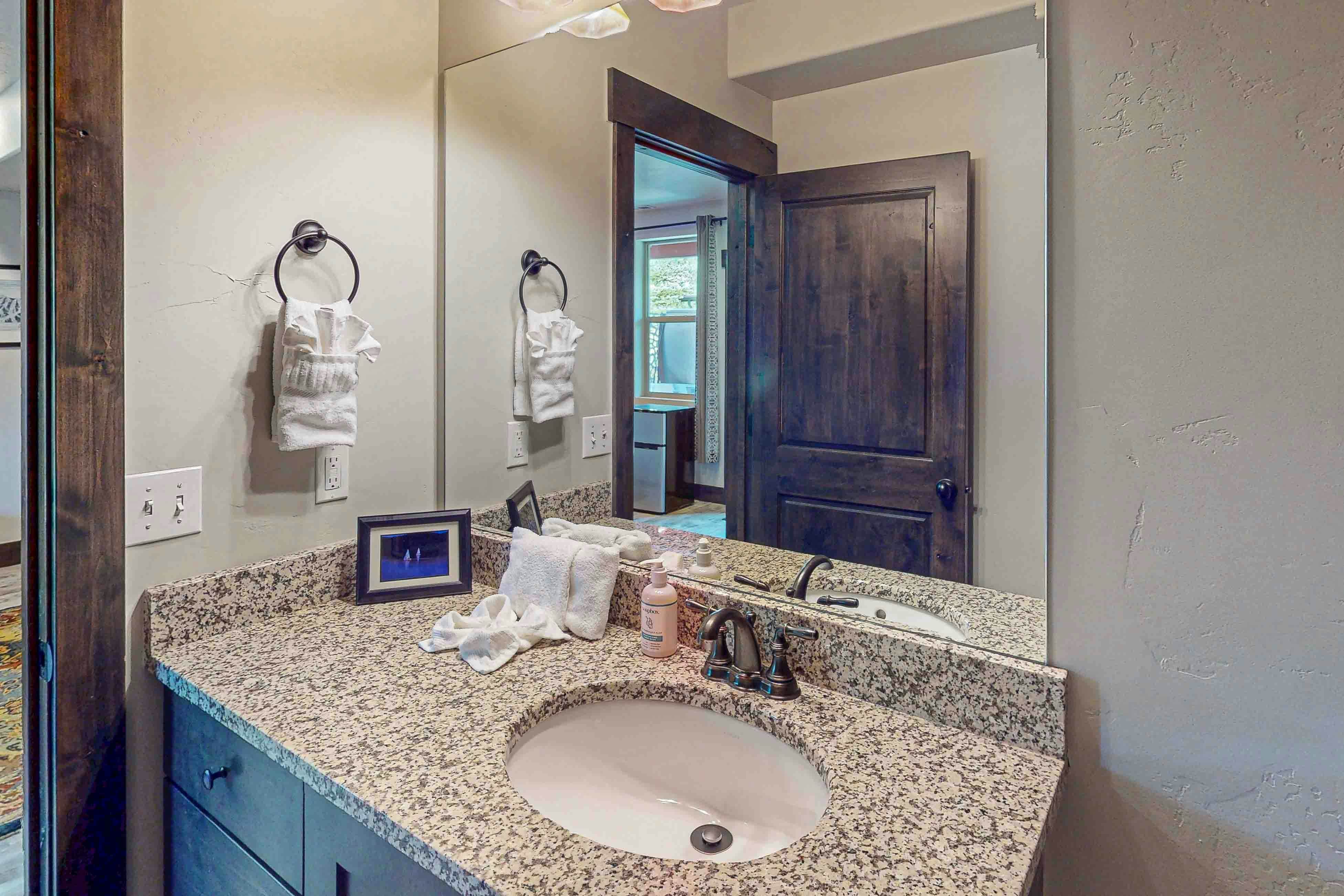 Happy Tails Hideout - Pet Friendly & Private Hot Tub