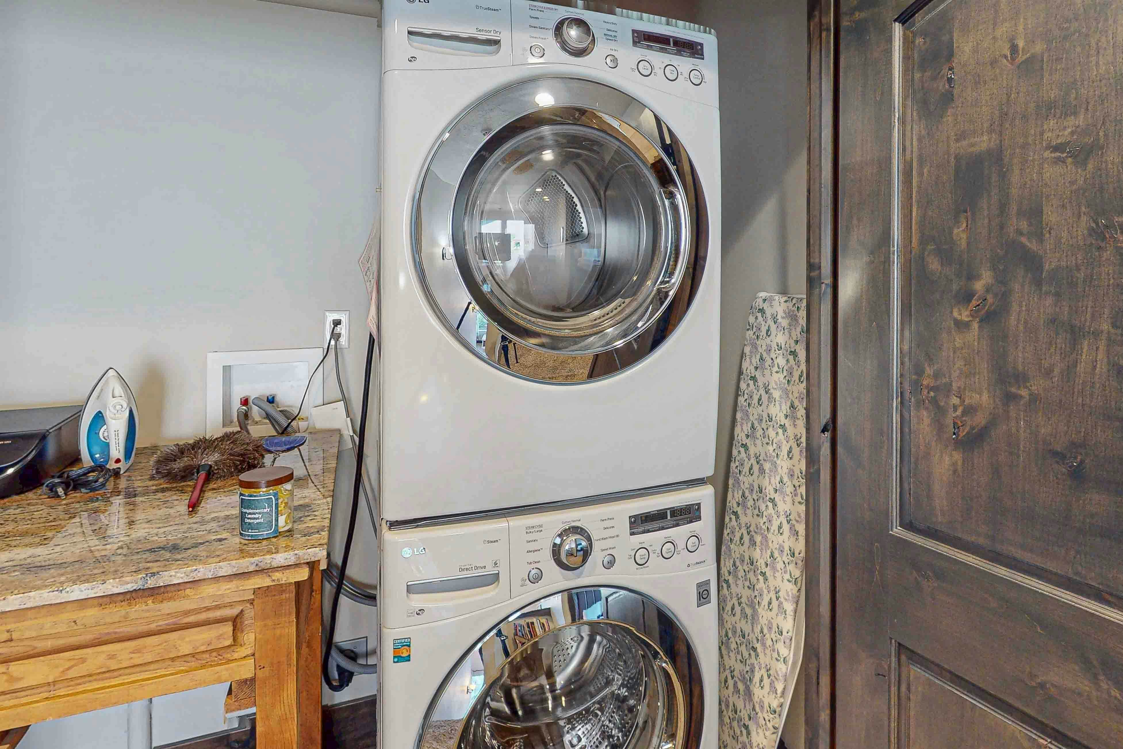 Happy Tails Hideout - Pet Friendly & Private Hot Tub