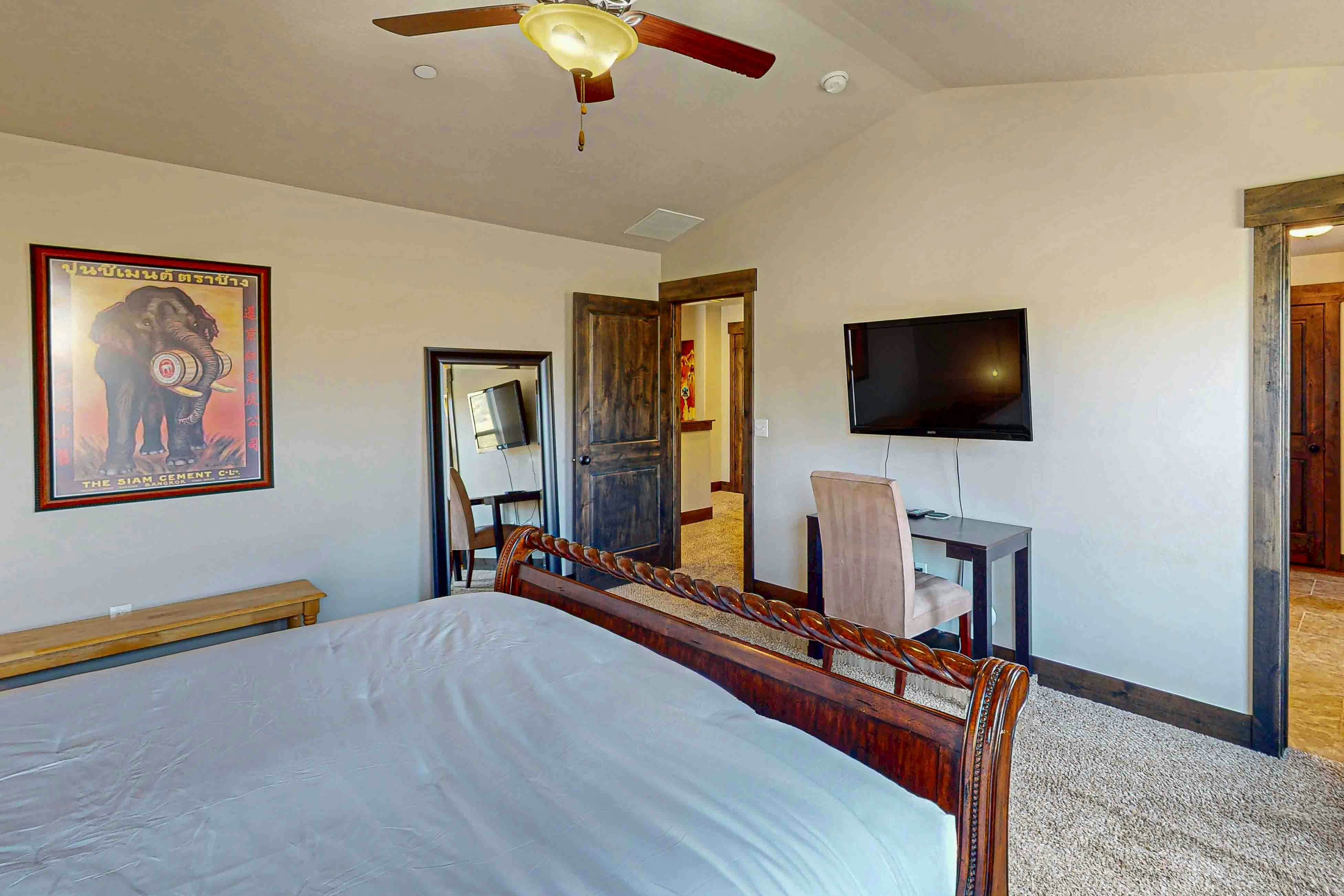 Happy Tails Hideout - Pet Friendly & Private Hot Tub