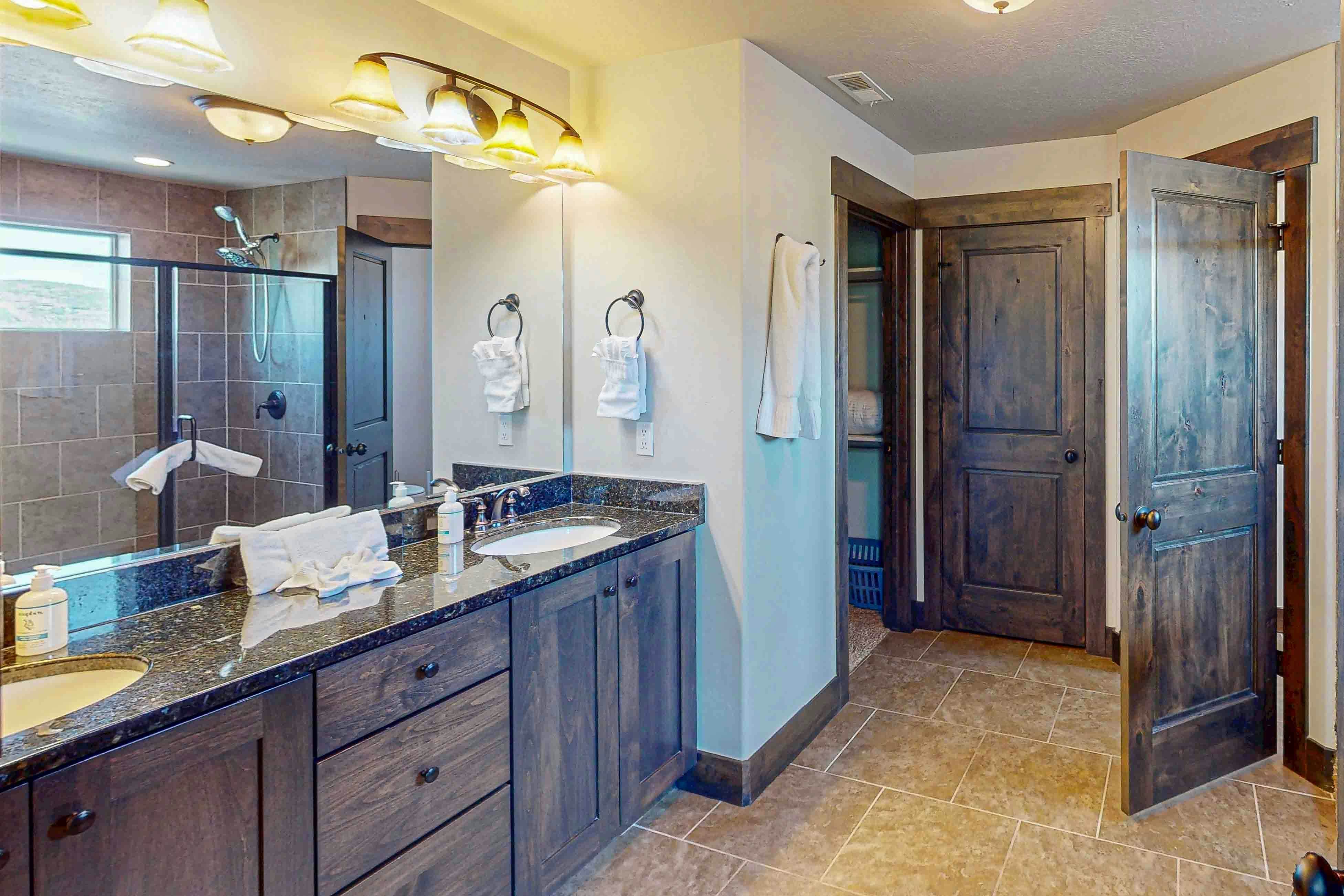 Happy Tails Hideout - Pet Friendly & Private Hot Tub