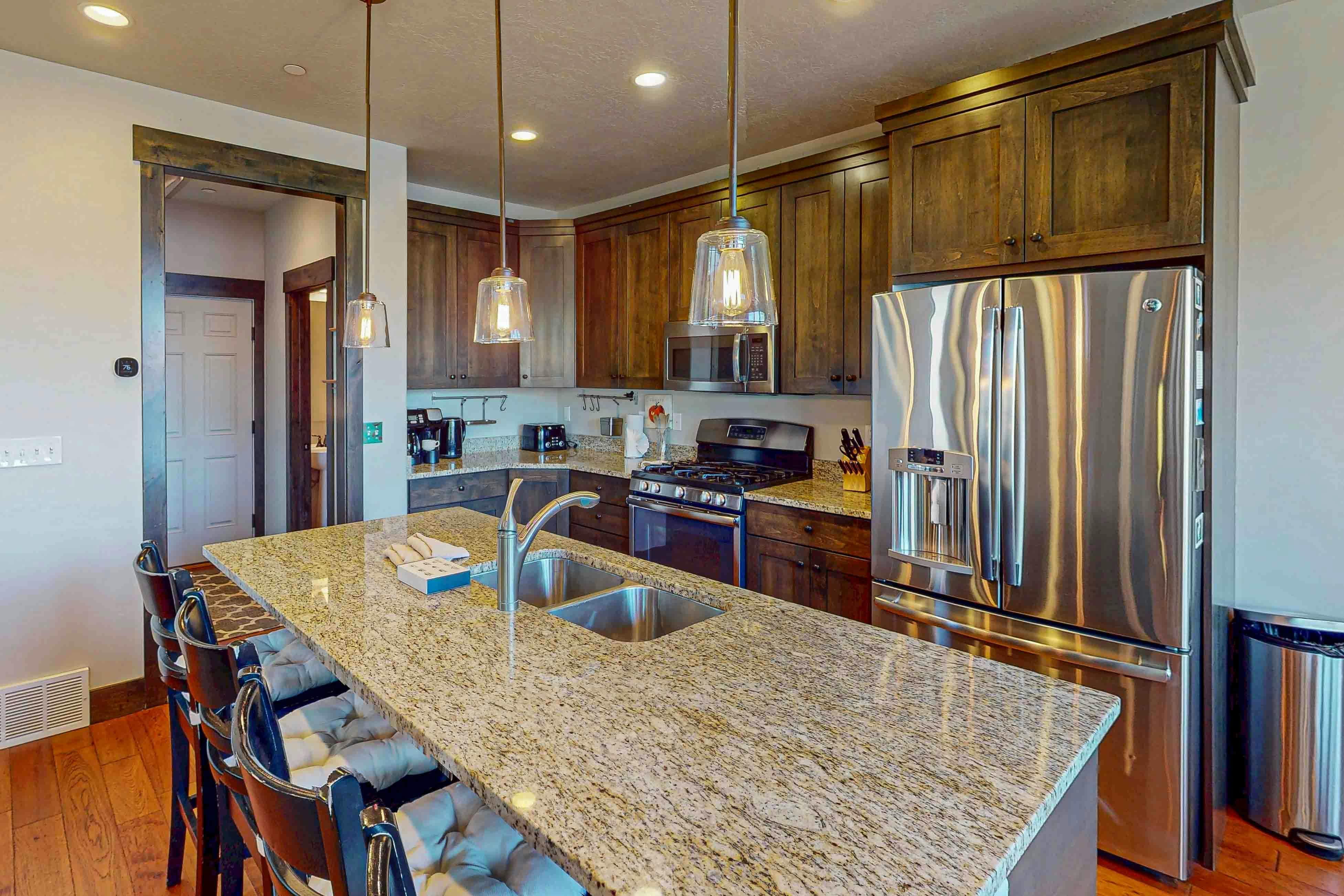 Happy Tails Hideout - Pet Friendly & Private Hot Tub