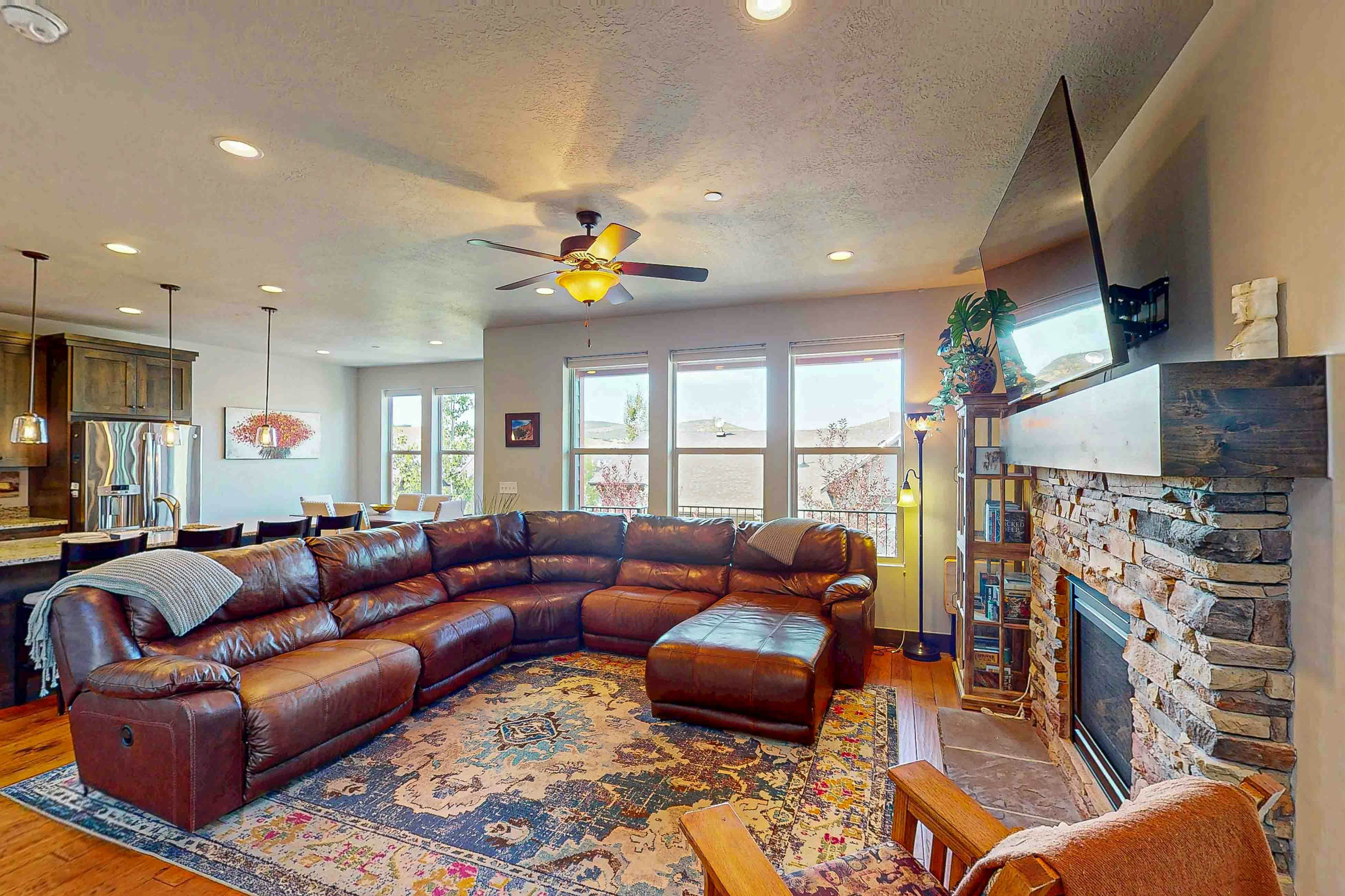 Happy Tails Hideout - Pet Friendly & Private Hot Tub