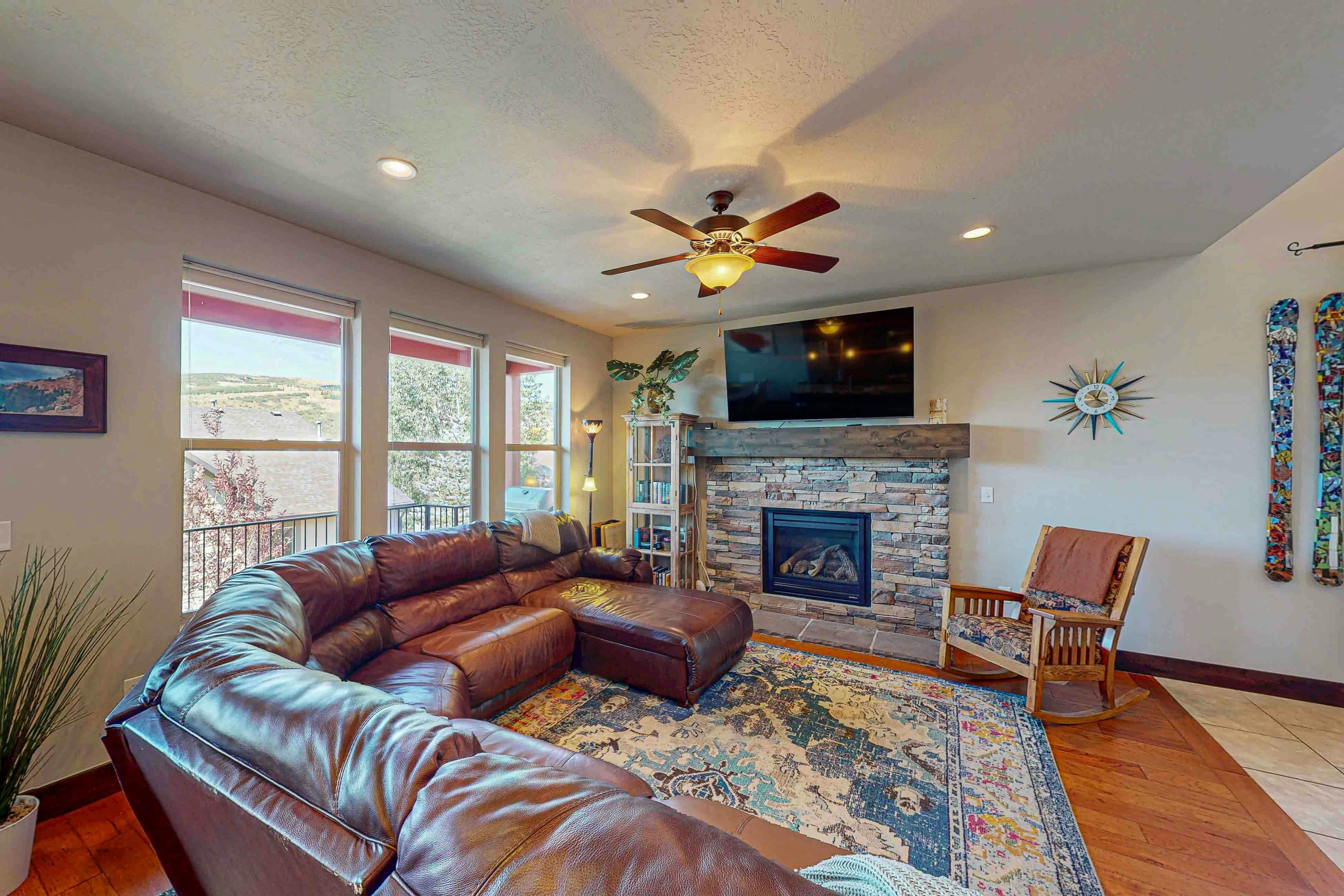 Happy Tails Hideout - Pet Friendly & Private Hot Tub