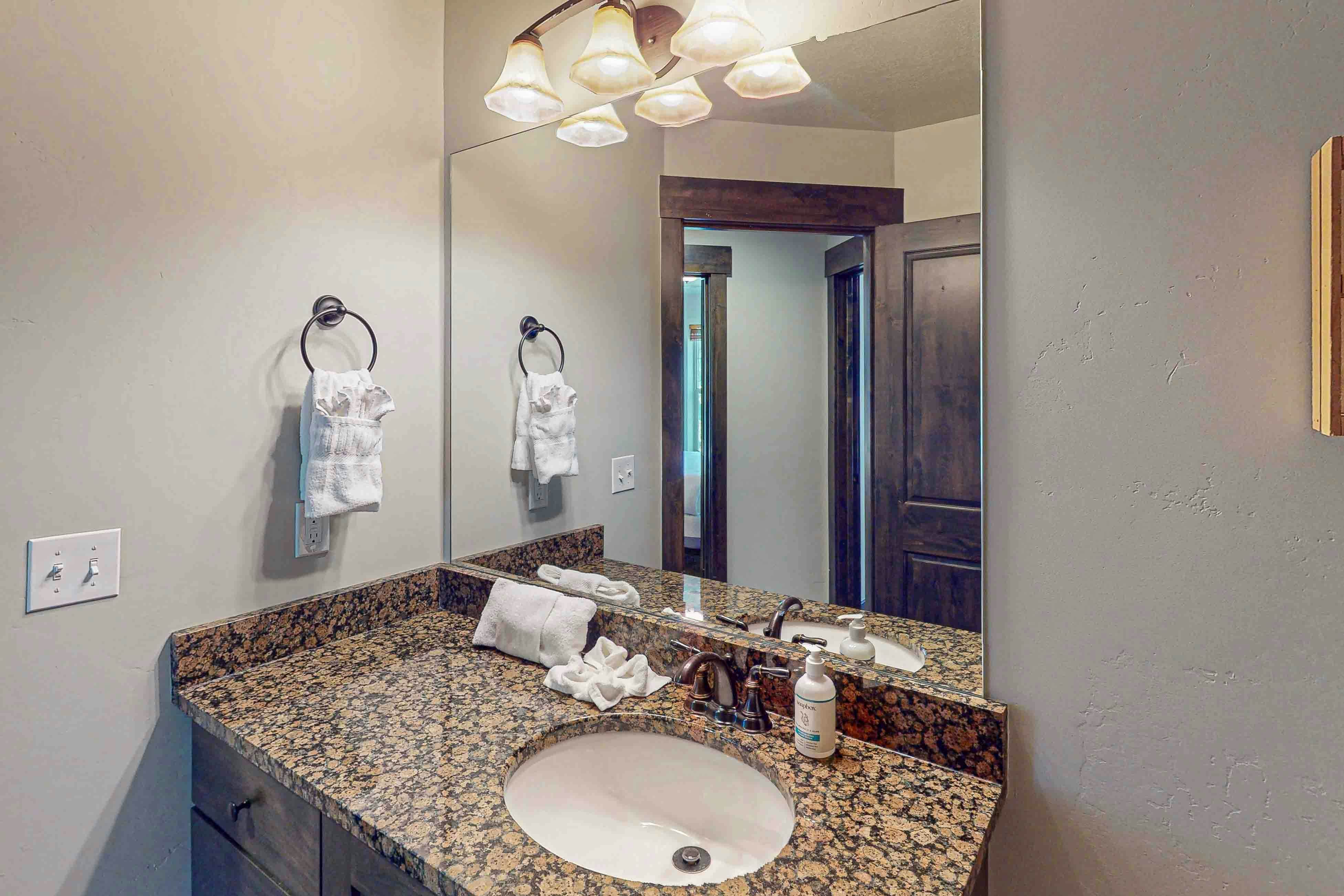 Happy Tails Hideout - Pet Friendly & Private Hot Tub