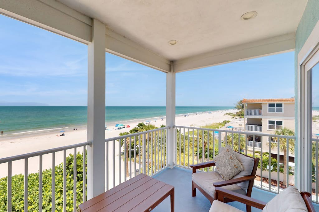 Dog friendly beachfront paradise with WiFi AC washer dryer — Indian Rocks Beach, FL — vacation rental
