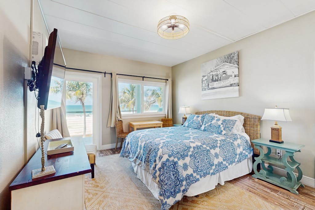 Beachfront condo top floor Gulf views full kitchen and central AC — Indian Shores, FL — vacation rental