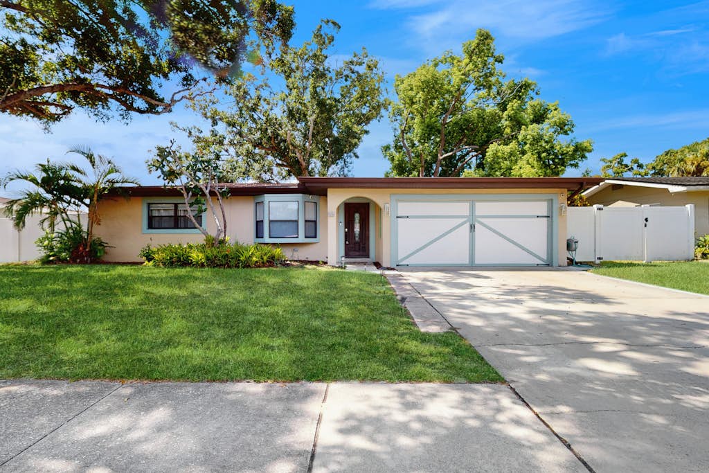 Coastal comfort with playground and PacMan and minutes from the beach — Seminole, FL — vacation rental