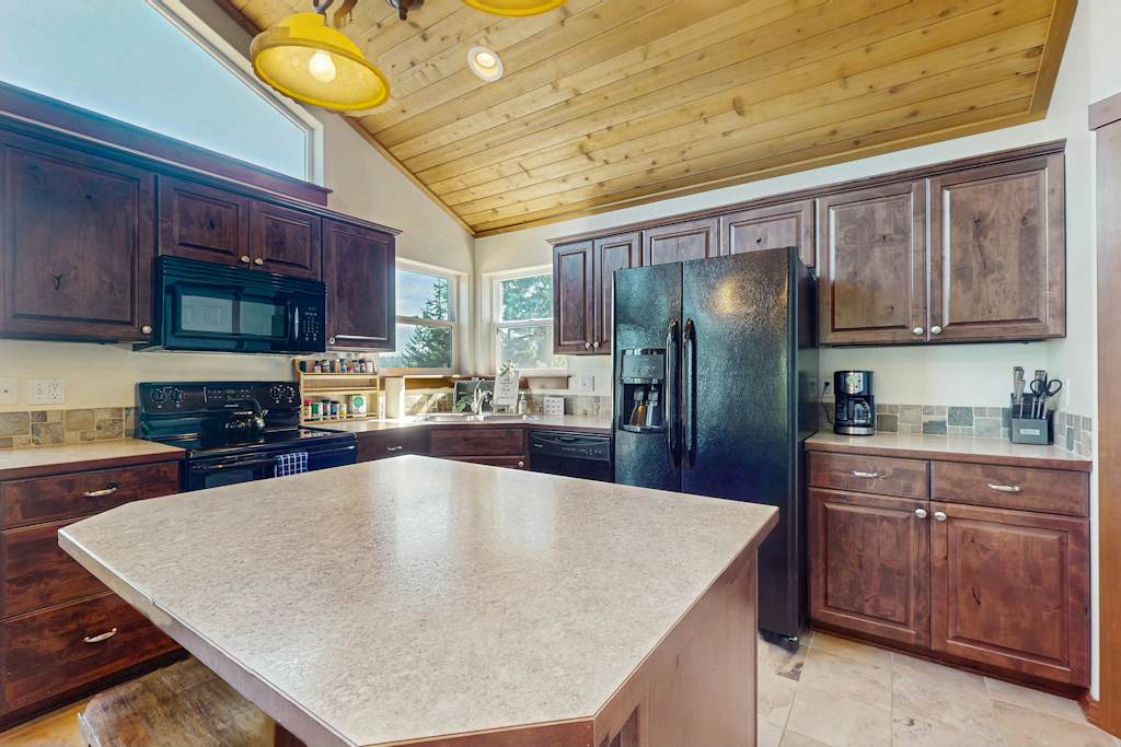 Cozy Lakeview Haven | Spacious Deck & BBQ 6