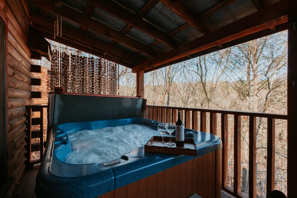 Serene Cabin, Sleeps 4, Screened Porch, Games, Grill — Sevierville, TN — vacation rental