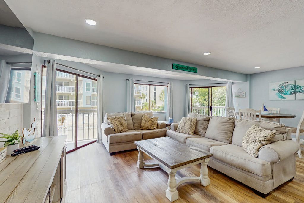 Gulf side condo with heated pool hot tub central AC and WD snowbird friendly — Indian Rocks Beach, FL — vacation rental