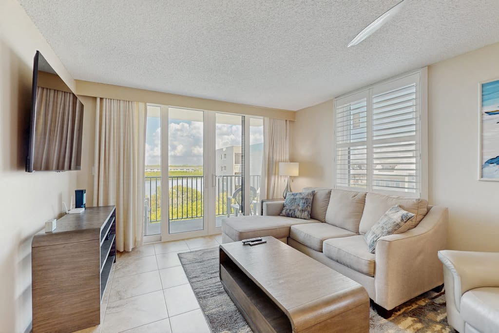 Snowbird friendly oceanfront gem with WiFi AC access to pool hot tub and dock — Indian Shores, FL — vacation rental