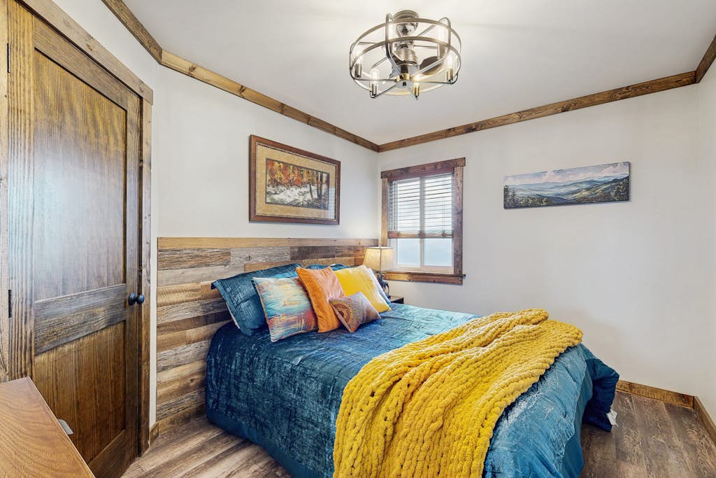 Charming Mtn View Condo, Sleeps 8, Balcony, Pool — Gatlinburg, TN — vacation rental
