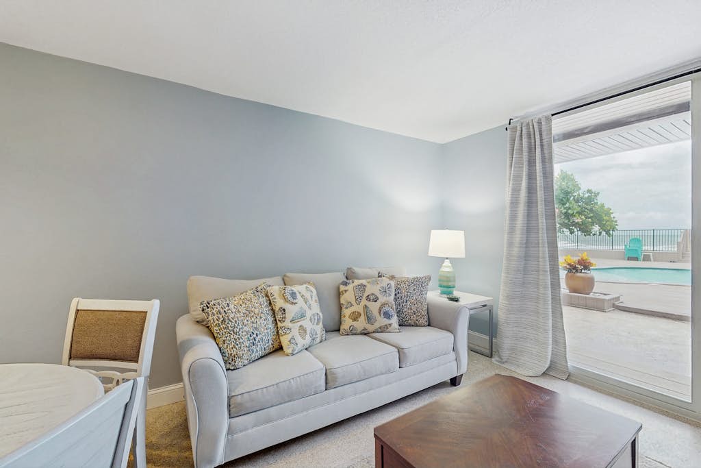 1st floor beachfront condo with outdoor pool with views AC and WD — Madeira Beach, FL — vacation rental
