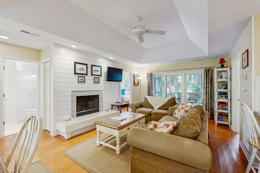 Cabin in the maritime forest with pool and golf on-site - walk to the beach — Kiawah Island, SC — vacation rental