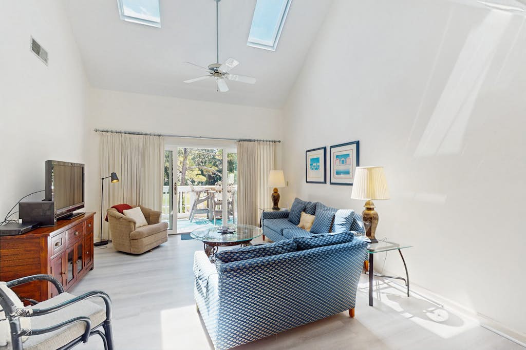 Second-Floor Condo w/Free WiFi, Shared Pool, Hot Tub, Balcony, Golf Course View — Hilton Head, SC — vacation rental