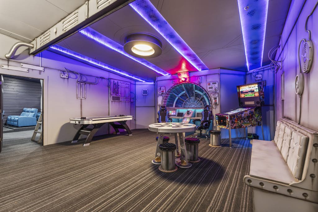 Movie Fanatic Home, Sleep 28, Hot Tub, Theater, Games — Pigeon Forge, TN — vacation rental