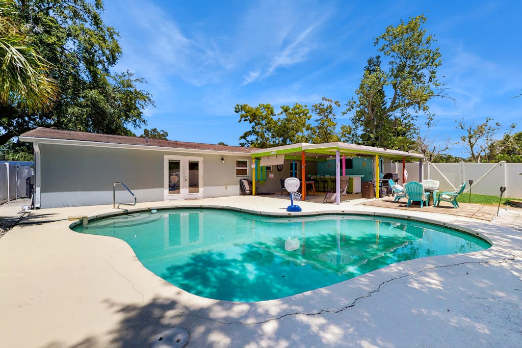 Bright Home with Private Pool High Speed WiFi Firepit Outdoor Bar and Grill — Pinellas Park, FL — vacation rental