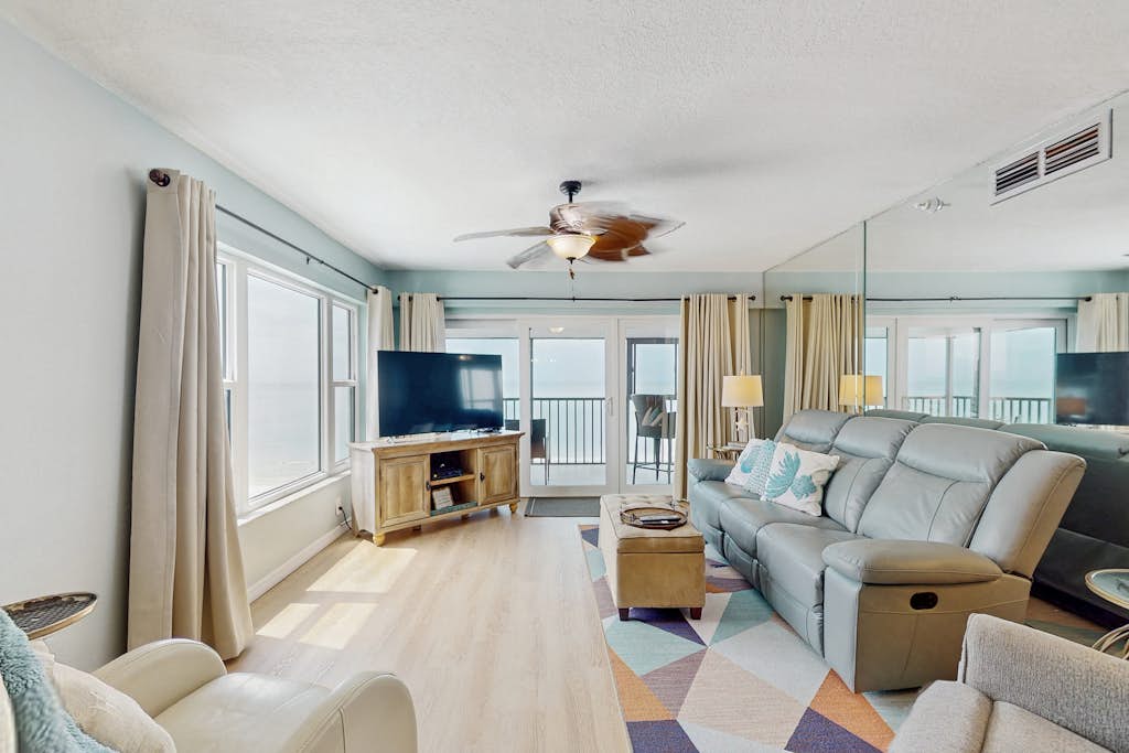 Beautiful corner condo with ample balcony beach views WD heated pool pool spa — Madeira Beach, FL — vacation rental
