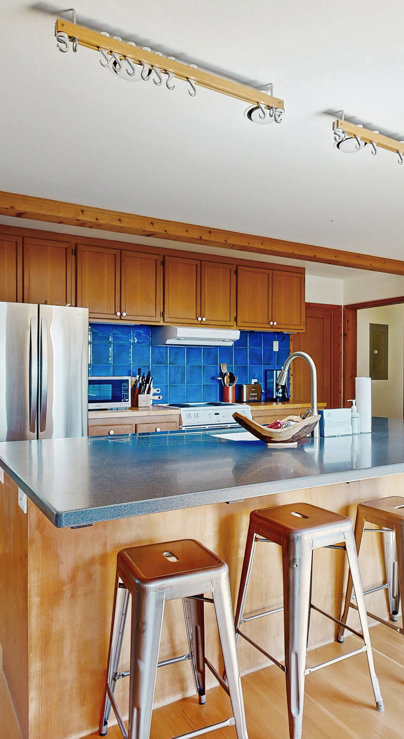 Cook with joy in this well-equipped kitchen, designed for culinary adventures while keeping you connected to family and friends.