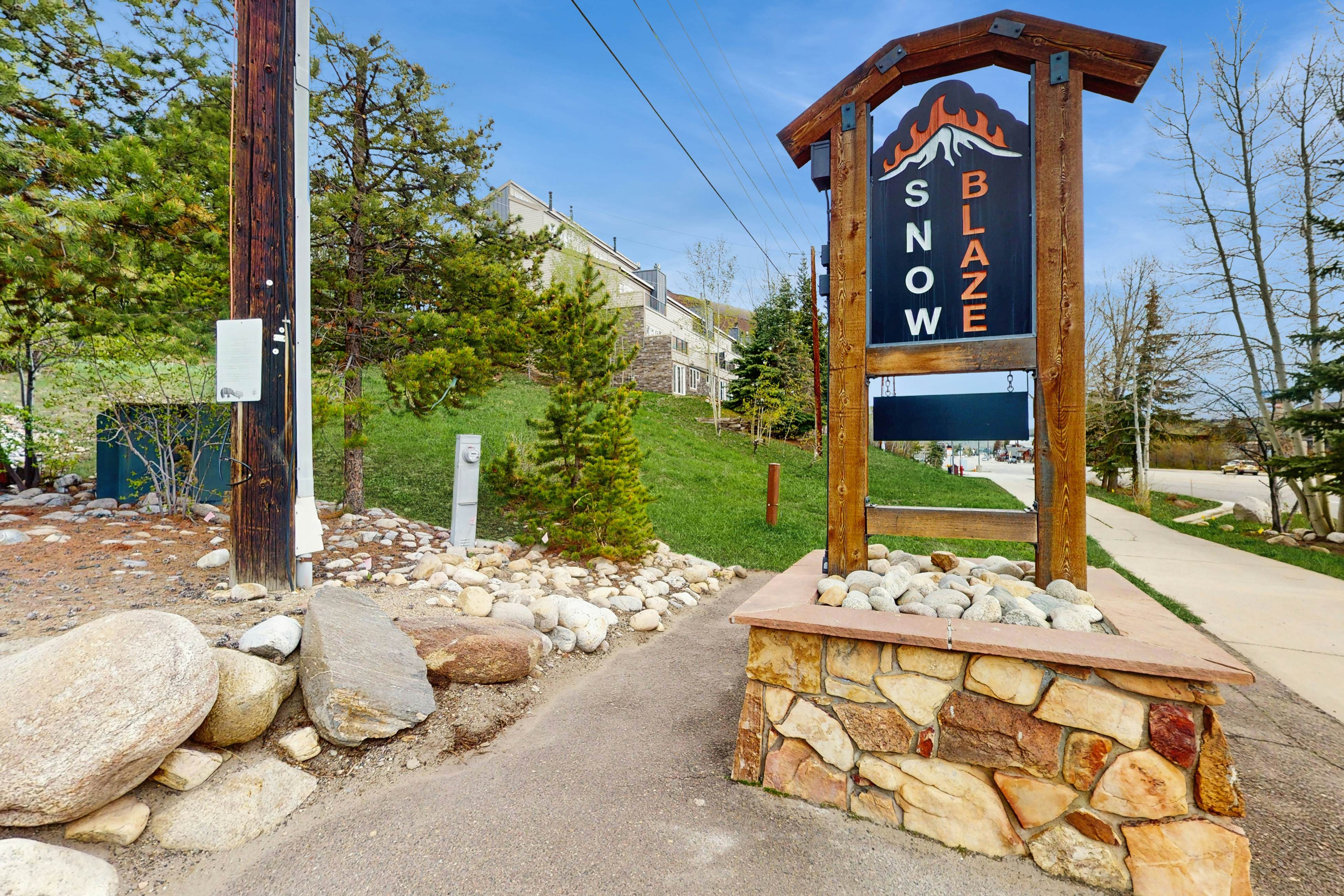 Snowblaze Condominiums E103