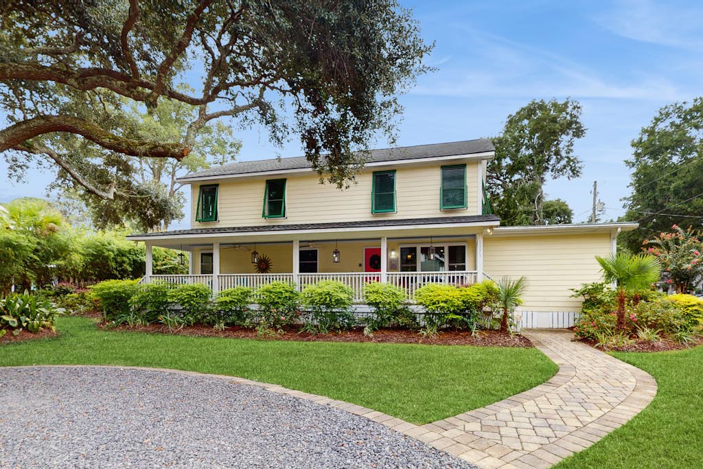 Old Village hideaway with covered porches, grill, alfresco dining & fenced yard — Mt. Pleasant, SC — vacation rental