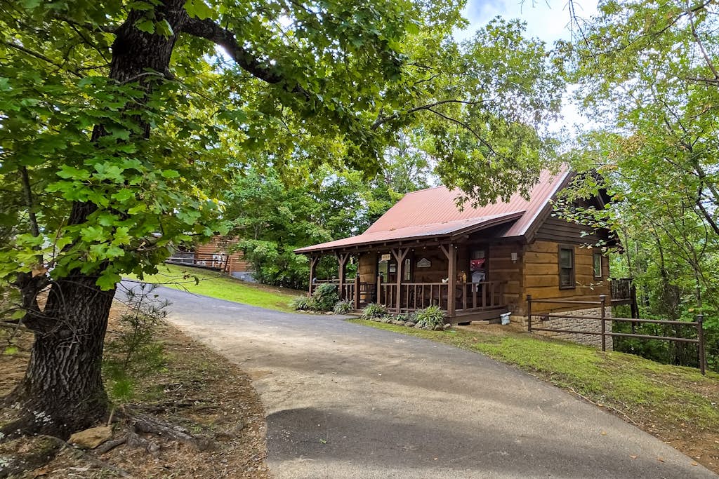 Charming Cabin W Deck, Sleeps 4, Great location, Tub — Sevierville, TN — vacation rental